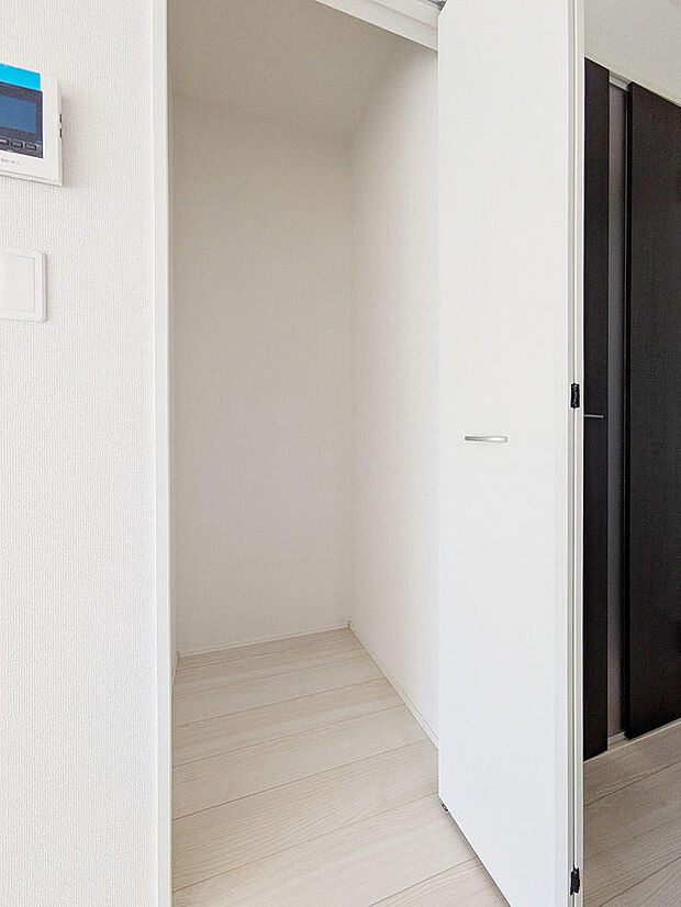 LDKに便利な収納庫があり、キッチンにも近いのでパントリーとしても利用可能