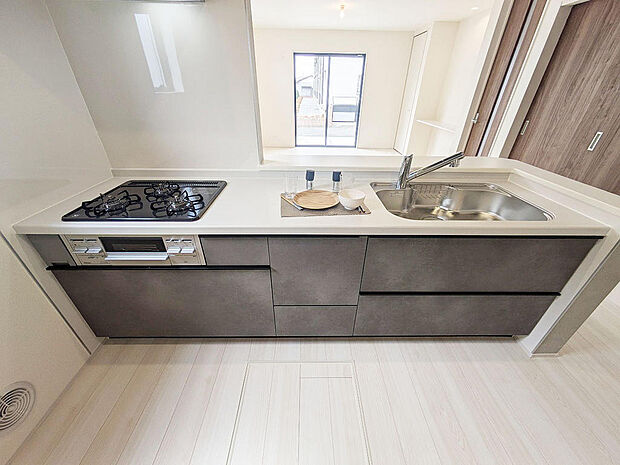 収納たっぷりなシステムキッチン