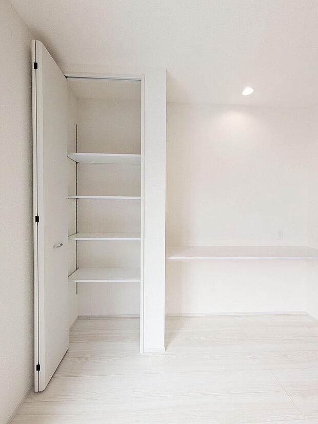 LDKには収納と色々な使い方ができるカウンターを設置