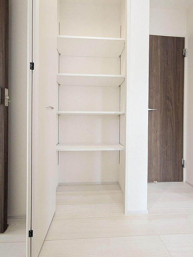 ２階廊下にも収納を設置