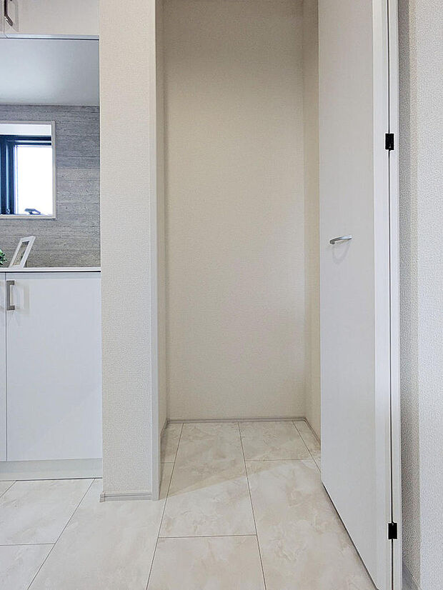 玄関ホールにも収納があるので便利です