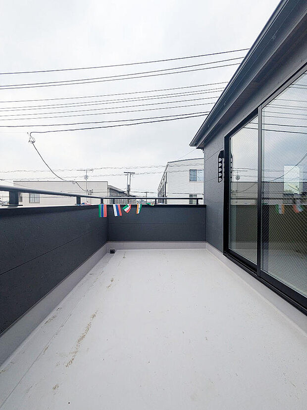 広いバルコニー。2026年３月撮影