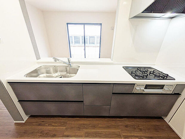 落ち着いた色調のシステムキッチン