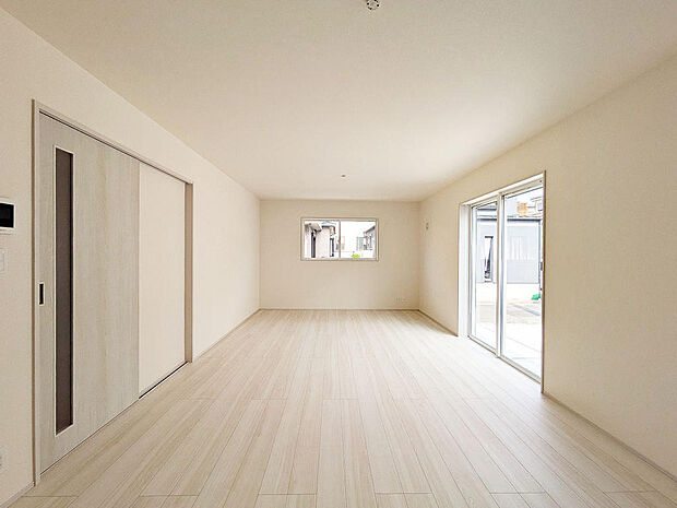 南側が駐車場なので日当たりの良い18帖のLDK