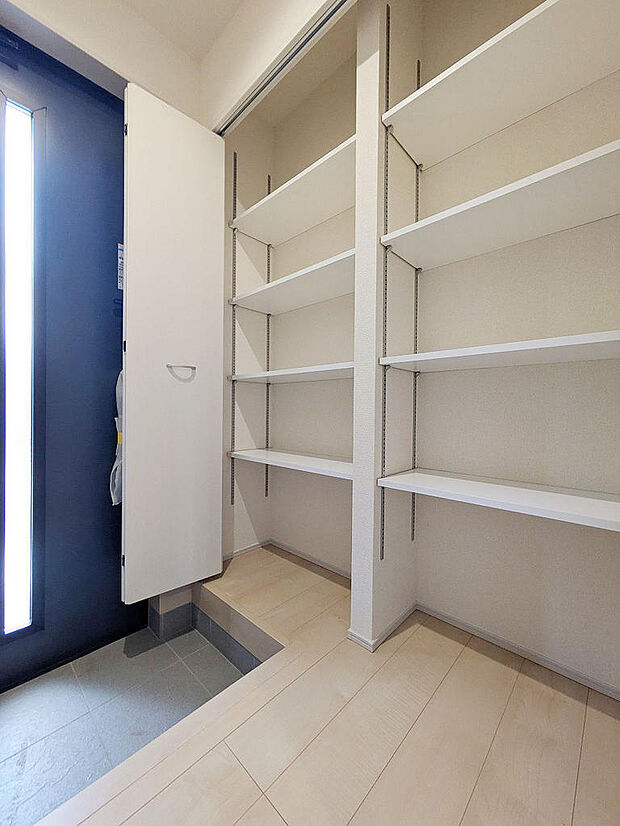 シューズクロークとしても収納庫としても利用可能