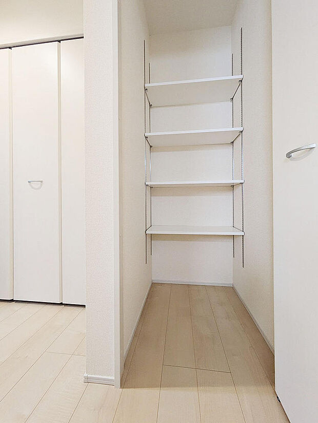 玄関ホールには奥行きのある収納を設置