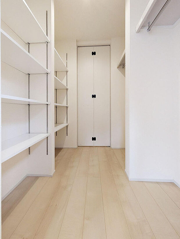 LDKには収納たっぷりな2WAYのファミリークローク配置