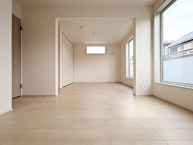 間仕切り対応可能な10.68帖の洋室