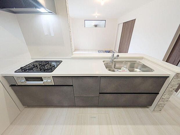 収納たっぷりなシステムキッチン