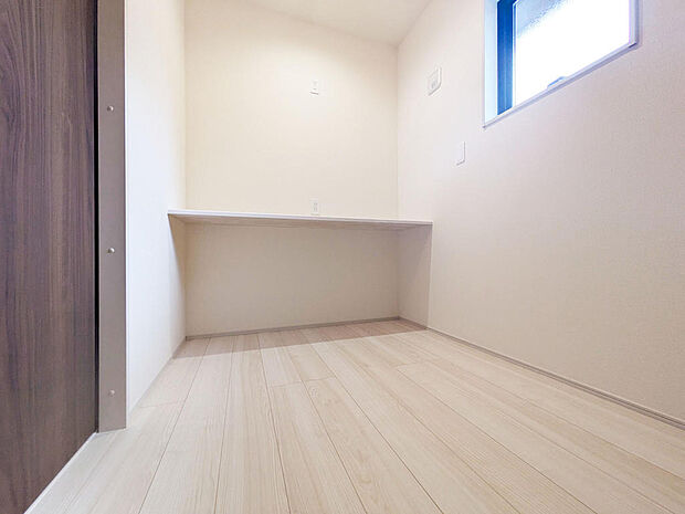 LDK横には３帖の洋室を配置。カウンターも設置しておりますのでワーキングスペースやお子様の勉強机としても利用可能