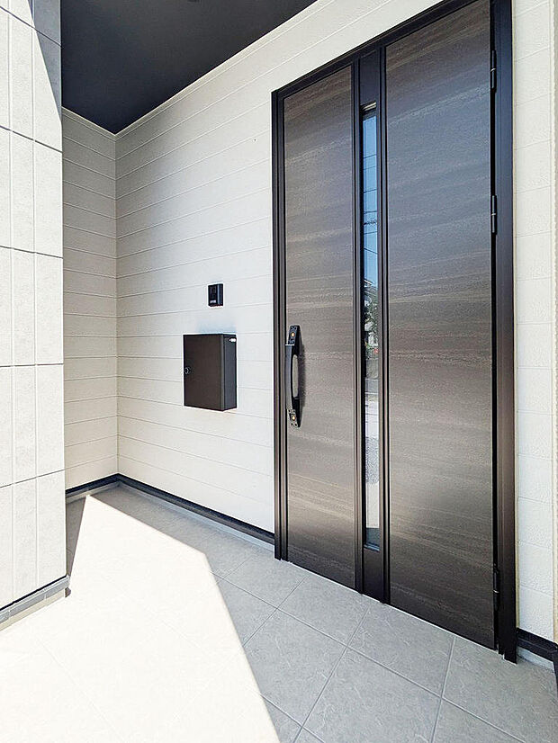 玄関横のちょっとしたスペースが便利です