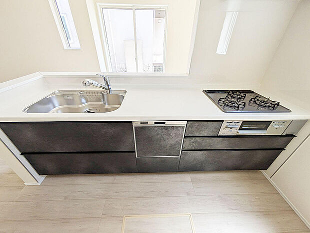 シックな色合いの食洗器付きシステムキッチン