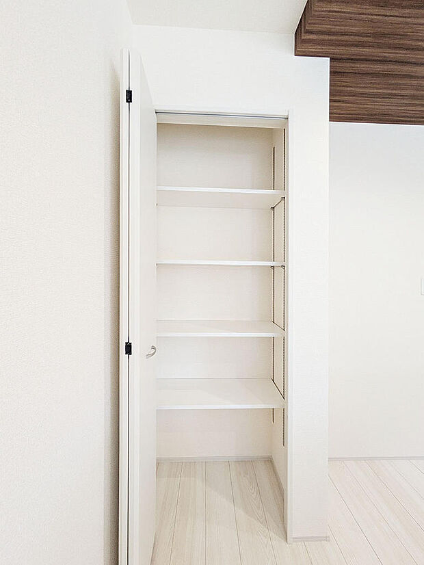 キッチン横にはパントリーとして利用可能な収納