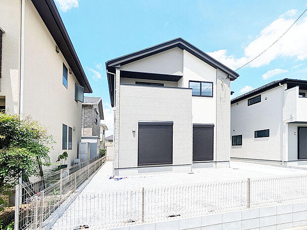 建物前面の3.9mの歩行者用道路より撮影。
