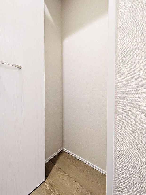玄関ホールにも収納を用意