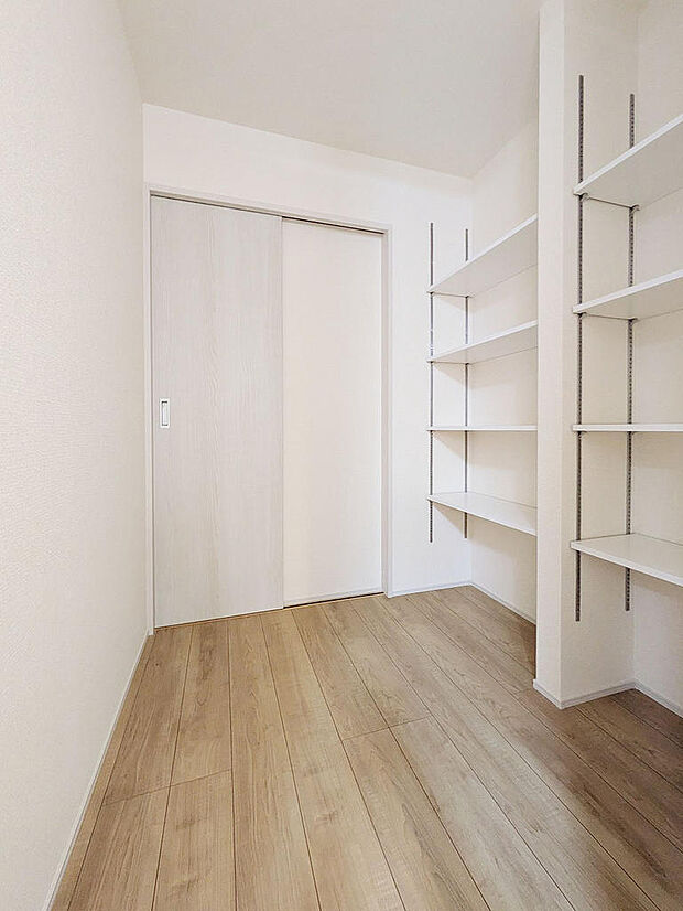 キッチン横には大型のパントリーがうれしい装備