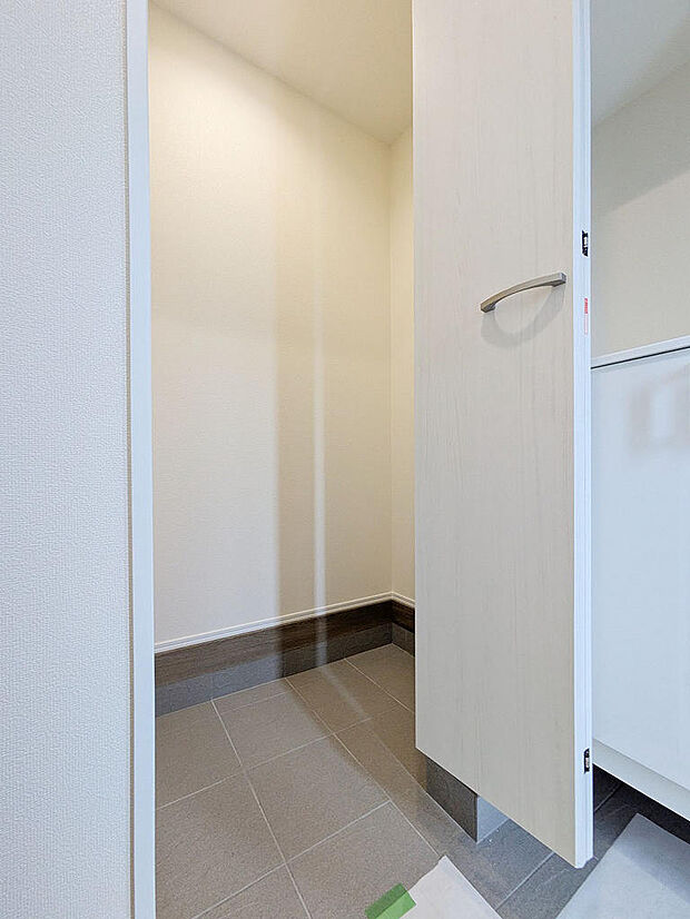 玄関にはドア付きの土間収納