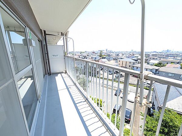 広々バルコニー付き！お布団やお洗濯物もたっぷり干せる、毎日の家事に嬉しい住まいです♪