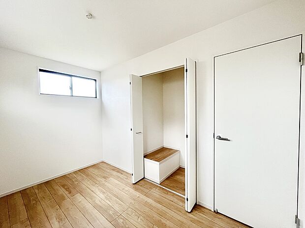 やさしい光がさしこむ居室はしっかり収納付き