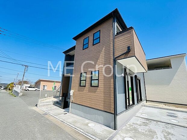 シンプルで落ち着きのある建物は住むかたの個性でオリジナルなものになっていきます。