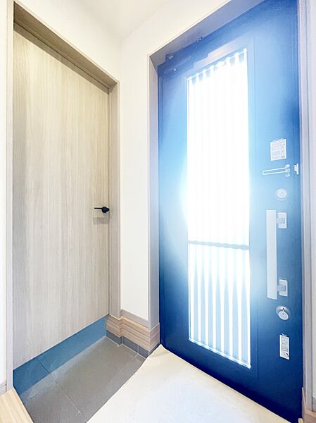 明るさを感じられる玄関