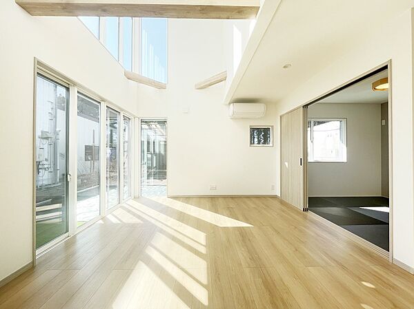 空間を演出する上部吹き抜けを採用し、居心地の良さにこだわったリビング