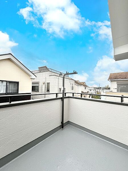 暖かな陽光が降り注ぐバルコニーはお洗濯におすすめ。爽やかな風も心地よいです。