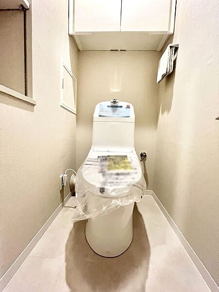 明るく清潔感のあるトイレです。
