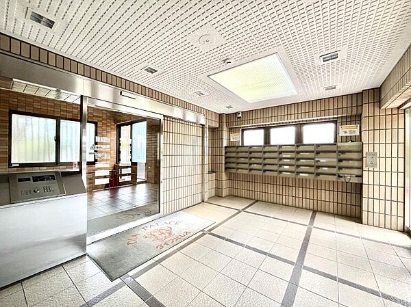 ポストはエントランス内にあるので雨に濡れず郵便が受け取れますね！