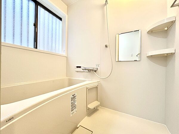 一日の疲れを癒してくれる明るい清潔感のあるバスルーム