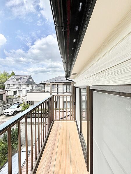 暖かな陽光が降り注ぐバルコニーはお洗濯におすすめ。爽やかな風も心地よいです。