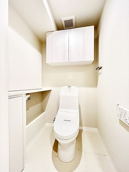 トイレは清潔感のある白を基調とした落ち着ける空間に！