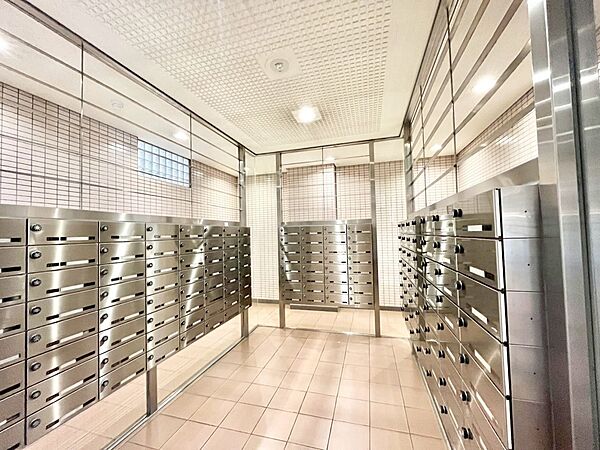 ポストはエントランス内にあるので雨に濡れず郵便が受け取れます！