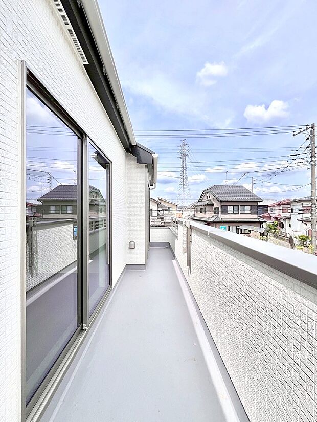 暖かな陽光が降り注ぐバルコニーはお洗濯におすすめ。爽やかな風も心地よいです。 