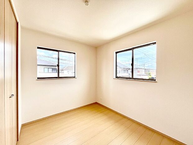 2面採光で気持ちよく自然光が取り入れられるのでお子様のお部屋にもピッタリ