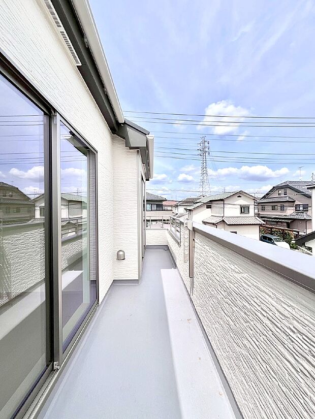 暖かな陽光が降り注ぐバルコニーはお洗濯におすすめ。爽やかな風も心地よいです。