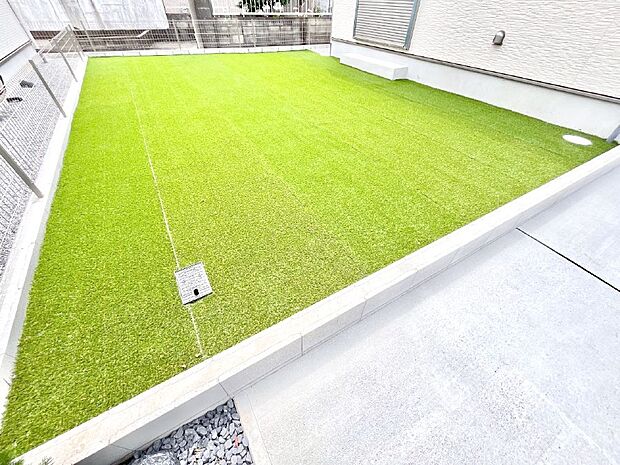 プランターを並べて季節のお花を楽しめるお庭付き。