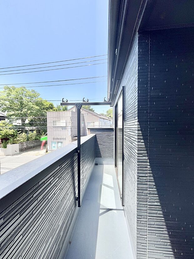 南向きのバルコニー!ご家族の洗濯物はもちろん、お布団もたっぷり干せます!
