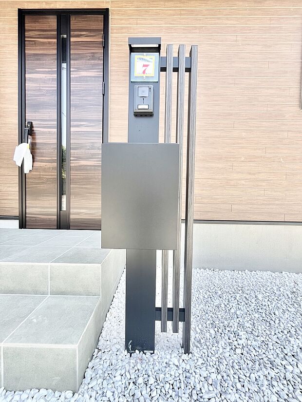 シンプルデザインのポスト。