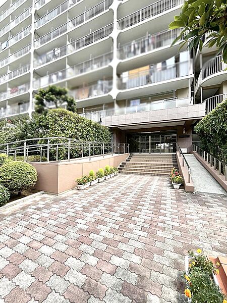 外観 綺麗なエントランスは、居住者を優しく迎えいれてくれます