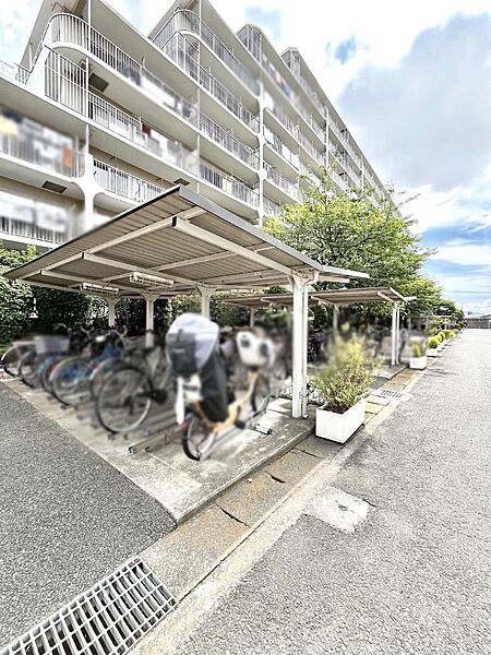 駐輪場は屋根付き