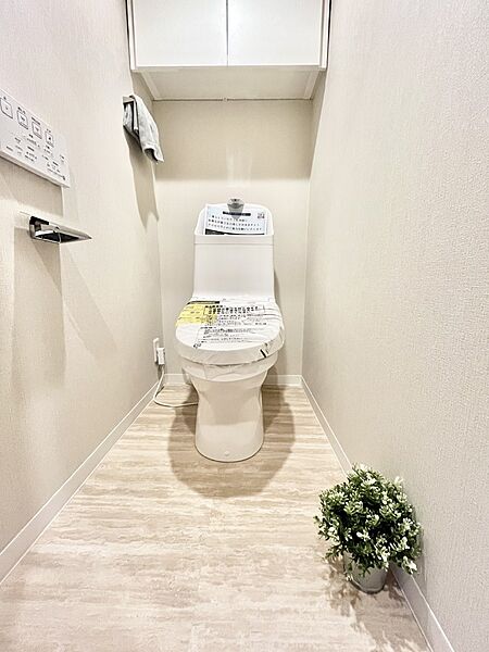 明るく清潔感のあるトイレです。