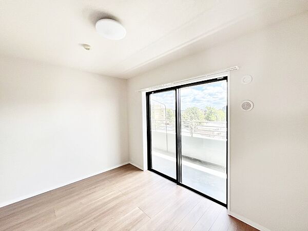 明るいバルコニーサイドに洋室を設置。目覚めの良い寝室に。