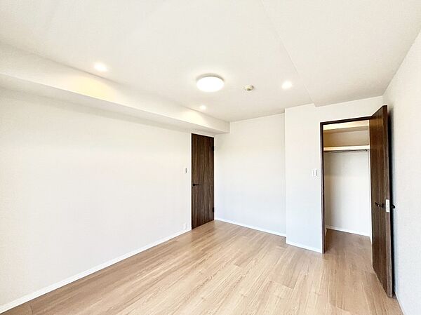 WIC付きのお部屋で広々とした空間。ゆったり寛げます。　