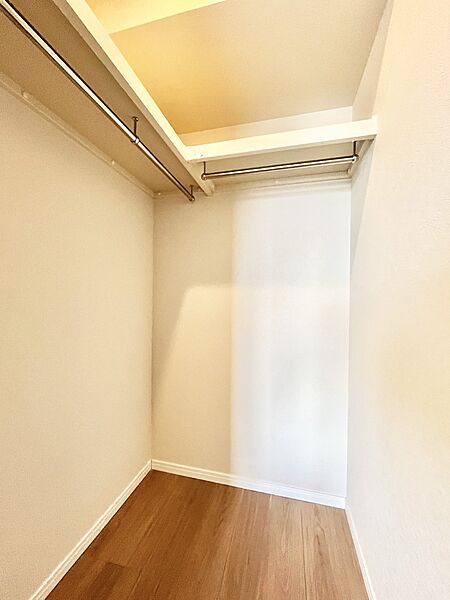 衣類をハンガーに掛けたまま収納できるWIC。衣類の整理整頓がしやすくて便利です！