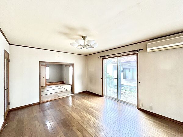 家族の笑顔が自然と生まれてくる、そんな雰囲気のダイニングに仕上がっています。