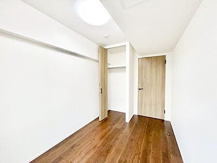 お子さまのお部屋としても！衣類の整理整頓に便利なクローゼット付きの洋室。