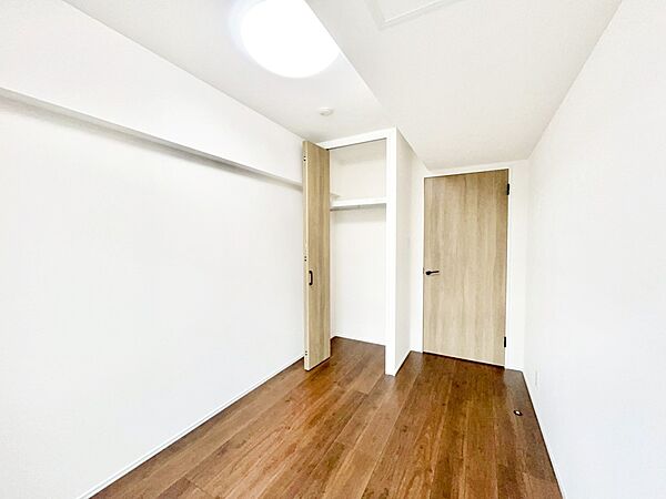 お子さまのお部屋としても！衣類の整理整頓に便利なクローゼット付きの洋室。