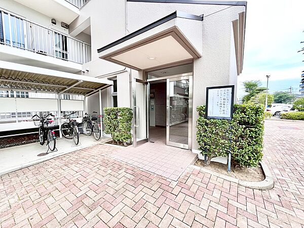 落ち着いた雰囲気のエントランス