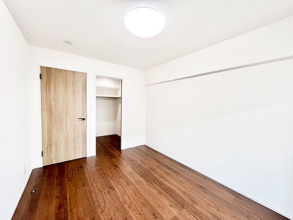 WIC付きのお部屋で広々とした空間。ゆったり寛げます。